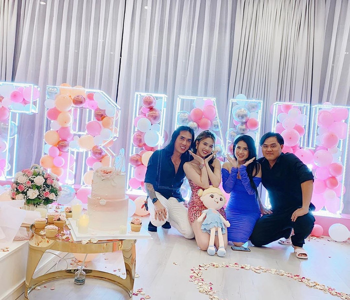 Để chúc mừng sinh nhật cô em gái, chị gái Ngọc Bích cùng 2 anh trai của Ngọc Trinh đã tụ tập lại tại biệt thự của Ngọc Trinh