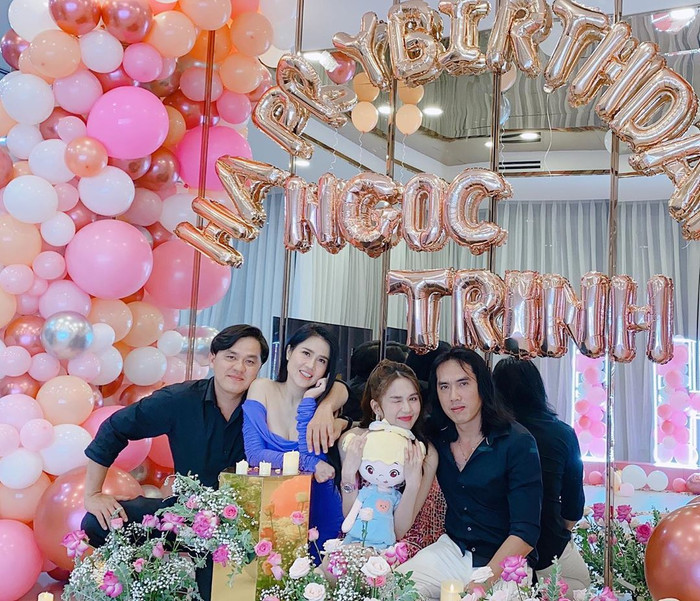 Đây cũng là lần hiếm hoi 'Nữ hoàng nội y' Ngọc Trinh khoe ảnh chụp với các anh chị của mình