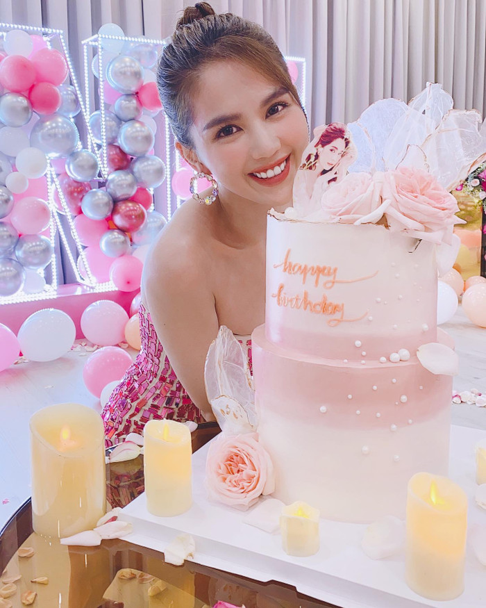 Ngoài chị gái Ngọc Bích thì anh trai Trần Dũng cũng được cô nhiệt tình giúp đỡ