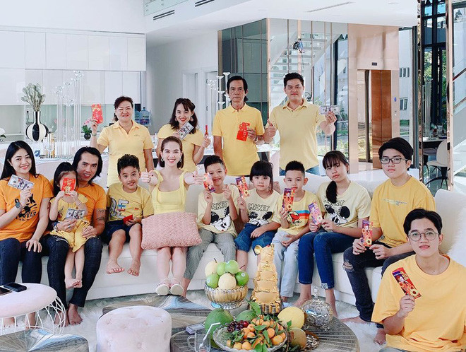Hình ảnh 'đại gia đình' của Ngọc Trinh được cô chia sẻ vào dịp tết vừa qua 