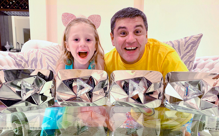 Tài không đợi tuổi: Cô bé 6 tuổi có hơn 60 triệu fan hâm mộ trên YouTube, kiếm hơn trăm tỷ 1 năm Ảnh 2