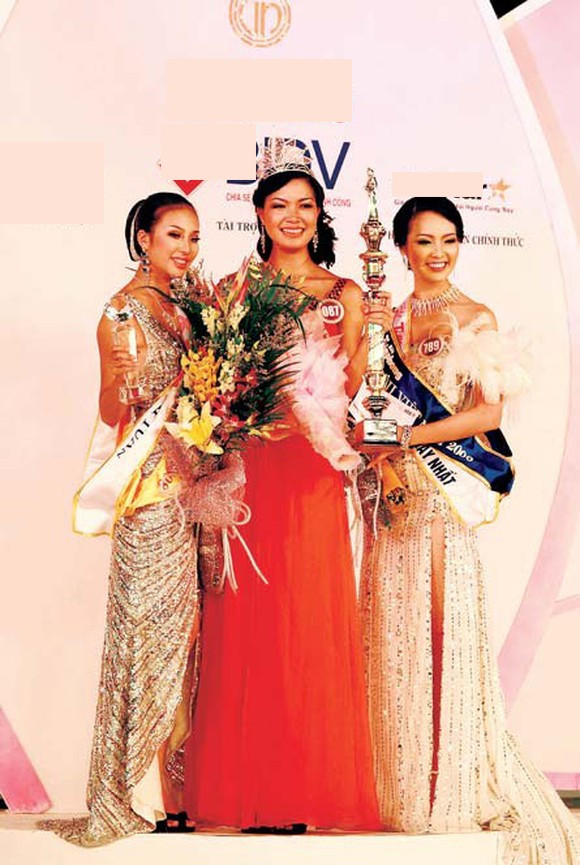 Hoa hậu Thùy Dung cũng chọn váy dáng suông giống 2 đàn chị trước đó. 