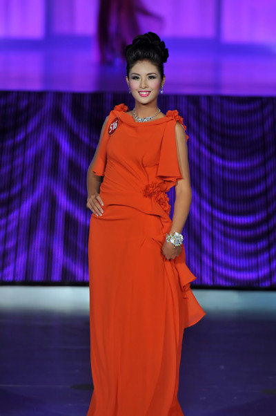 Cũng là sắc đỏ nhưng lại thiết kế kín cổng cao tường được Hoa hậu Ngọc Hân diện trong đêm thi chung kết Hoa hậu Việt Nam 2010 và cũng giúp cô bước lên ngôi vị cao nhất.