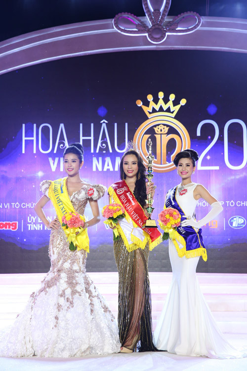 Nguyễn Cao Kỳ Duyên tuy sử dụng hất liệu xuyên thấu nhưng không quá hở hang. Phần tà váý cũng không xẻ tà.