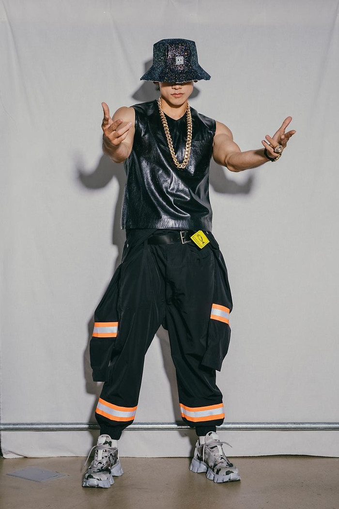 Hay các trang phục quần thụng, hầm hố khi biểu diễn trên sân khấu 