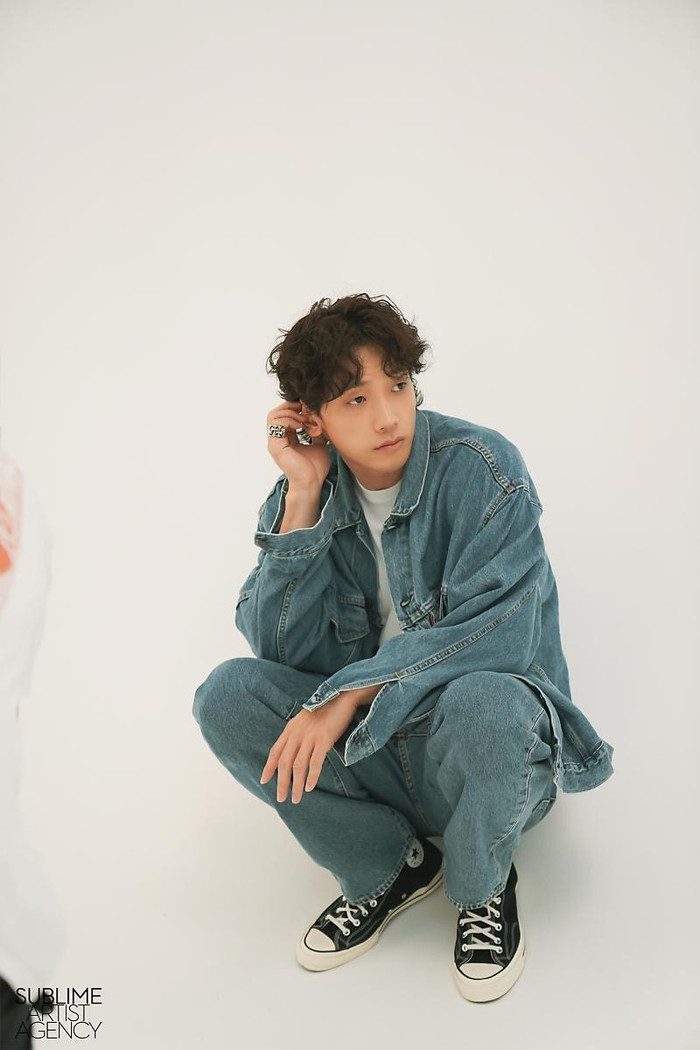 Set đồ denim on denim trong một buổi chụp hình quảng bá thương hiệu thời trang