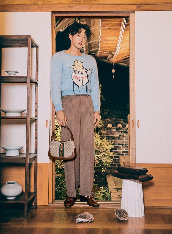 Set đồ phong cách Thu/Đông nhấn nhá với là mẫu túi mới nhất do Giám đốc Sáng tạo Alessandro Michele 'remake' lại trình làng trong BST Thu/Đông 2020 