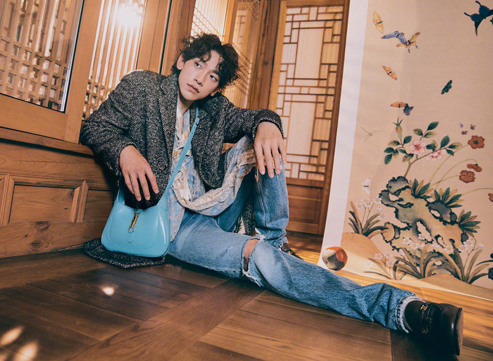 Diện nguyên cây đồ bụi bặm, ông bố Bi Rain lại chọn kiểu túi hot hit thời gian gần đây Gucci Jackie 1961