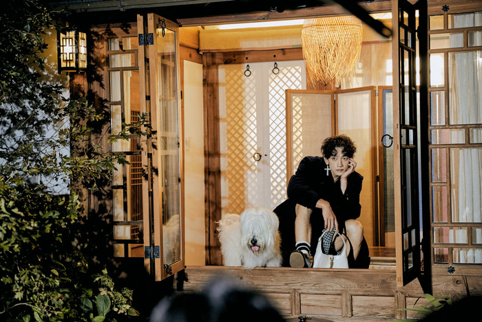 Không những thế trong cây đồ của mình, nam ca sĩ còn chọn phụ kiện bông tai hình chữ thập làm điểm nhấn 