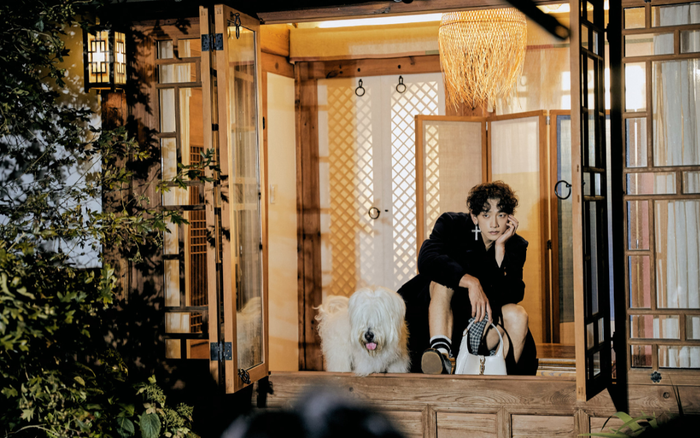 Fan á khẩu khi Bi Rain xách túi nữ tính, đeo bông tai tạo dáng chụp hình thời trang Ảnh 2