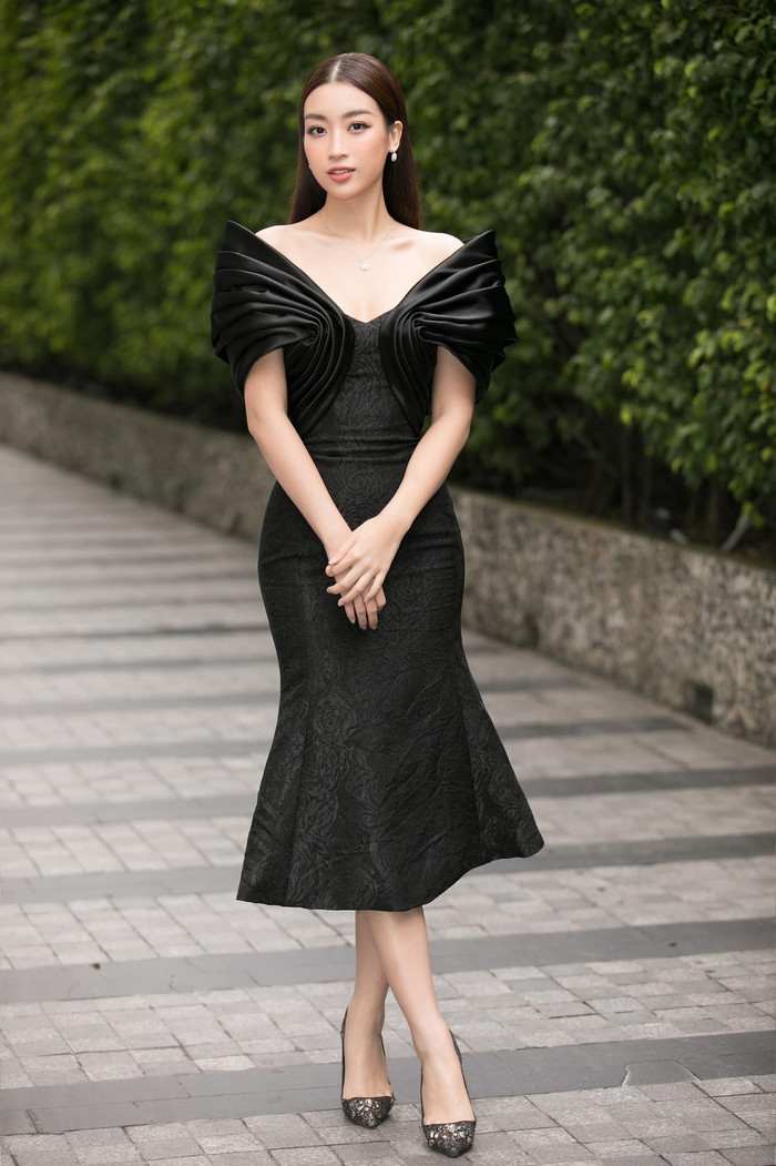 Sắc đen tưởng già dặn nhưng hóa ra lại mang đến nét thanh tao, sắc sảo cho Đỗ Mỹ Linh. 