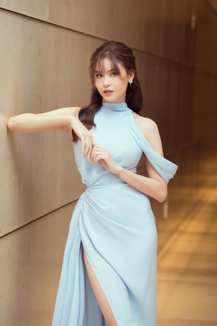 Hoa tai đính đá lấp lánh nhẹ nhàng vừa phải, trở thành điểm nhấn đắt giá. 