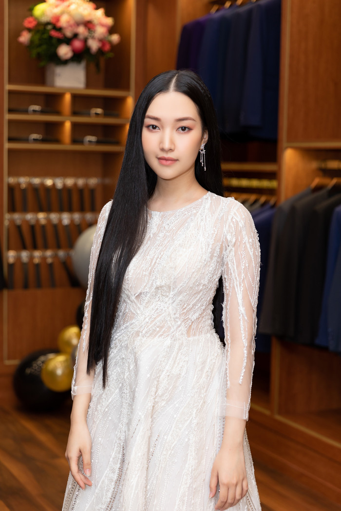 Người đẹp xứ Huế Ngọc Trân chọn cho mình bộ váy tinh khôi khi xuất hiện tại sự kiện 