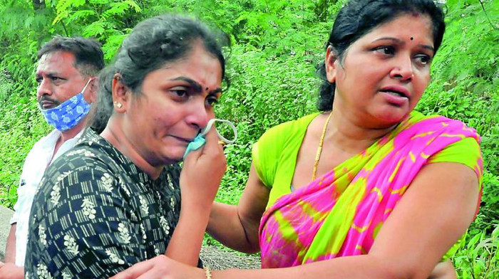 Bố mẹ chồng đang an ủi Reddy sau cái chết của chồng cô. 