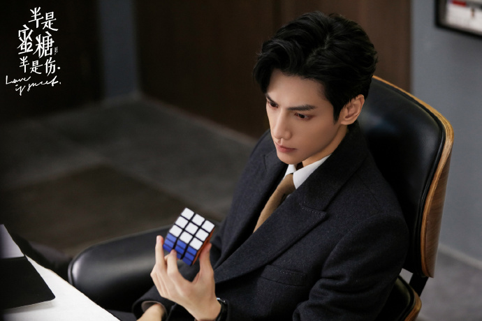 La Vân Hi hóa tổng tài kiêu ngạo nhờ những bộ âu phục thẳng thớm trong 'Nửa là đường mật, nửa là đau thương' Ảnh 5