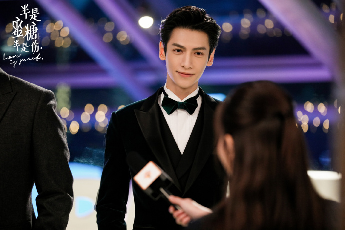 La Vân Hi hóa tổng tài kiêu ngạo nhờ những bộ âu phục thẳng thớm trong 'Nửa là đường mật, nửa là đau thương' Ảnh 4