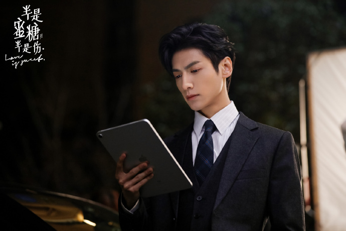 La Vân Hi hóa tổng tài kiêu ngạo nhờ những bộ âu phục thẳng thớm trong 'Nửa là đường mật, nửa là đau thương' Ảnh 7