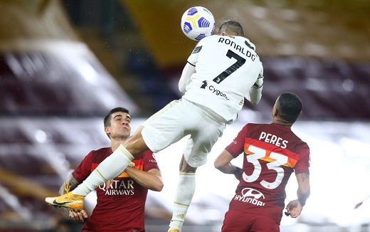 Ronaldo ghi bàn sau cú bật nhảy như huyền thoại bóng rổ Michael Jordan Ảnh 2