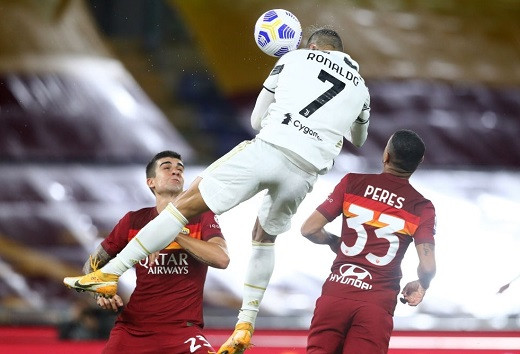 Ronaldo bật cao hơn mọi cầu thủ AS Roma để đánh đầu ghi bàn.