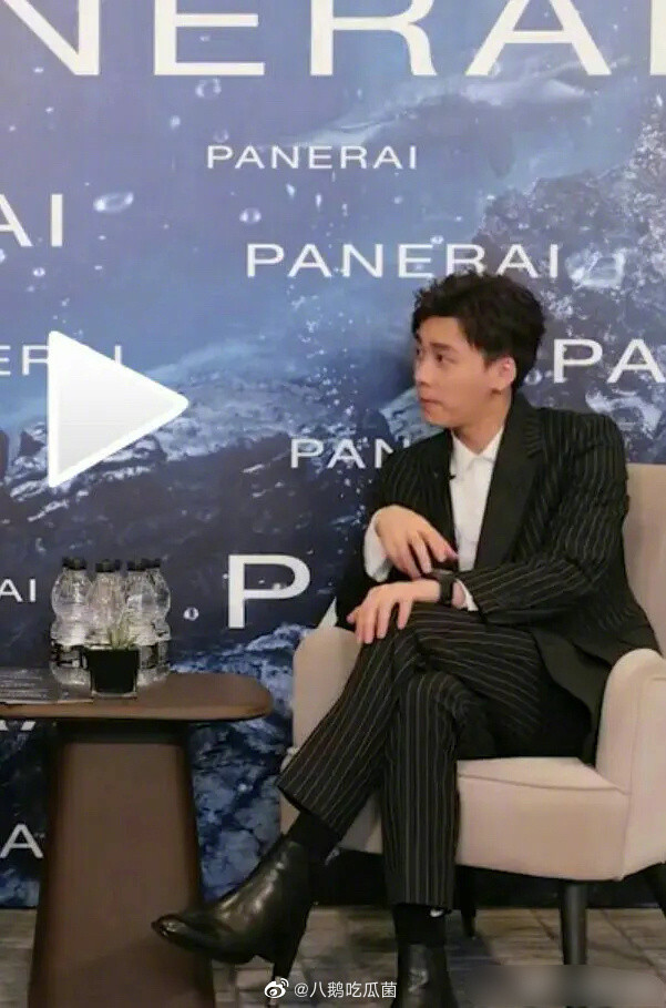 Lý Dịch Phong đổi phong cách, tập tành mang giày boot cao gót? Ảnh 7