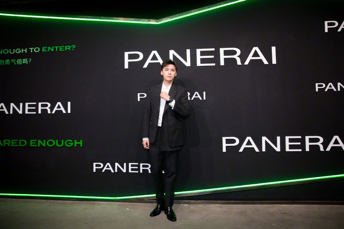 Lý Dịch Phong đổi phong cách, tập tành mang giày boot cao gót? Ảnh 3