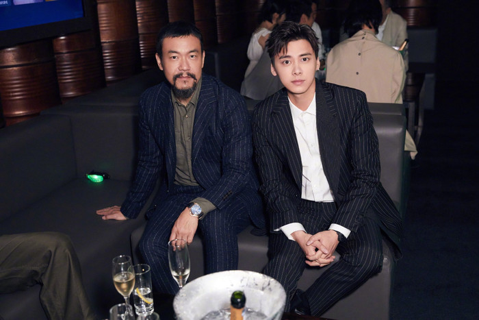 Lý Dịch Phong đổi phong cách, tập tành mang giày boot cao gót? Ảnh 4