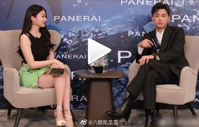 Lý Dịch Phong đổi phong cách, tập tành mang giày boot cao gót? Ảnh 6