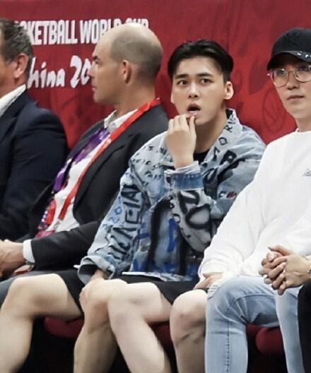 Lý Dịch Phong đổi phong cách, tập tành mang giày boot cao gót? Ảnh 10