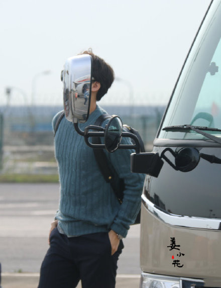 Lý Dịch Phong đổi phong cách, tập tành mang giày boot cao gót? Ảnh 11