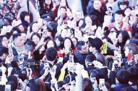 Lý Dịch Phong đổi phong cách, tập tành mang giày boot cao gót? Ảnh 12