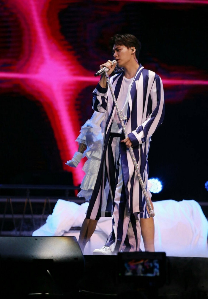 Lý Dịch Phong đổi phong cách, tập tành mang giày boot cao gót? Ảnh 13