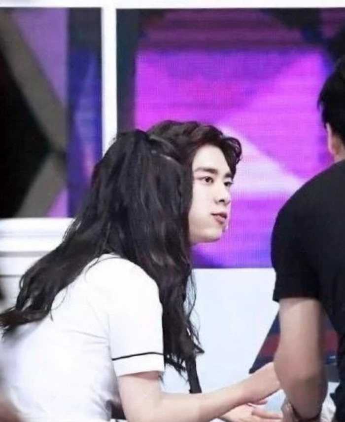 Lý Dịch Phong đổi phong cách, tập tành mang giày boot cao gót? Ảnh 14