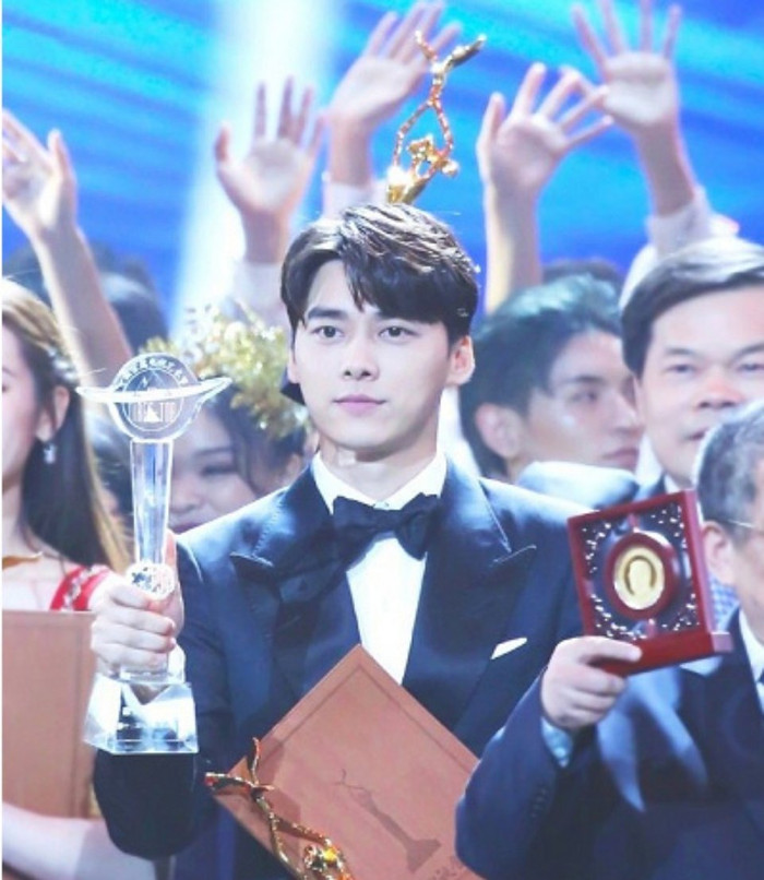 Lý Dịch Phong đổi phong cách, tập tành mang giày boot cao gót? Ảnh 15