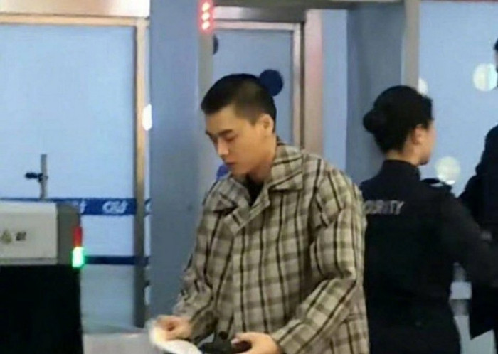 Lý Dịch Phong đổi phong cách, tập tành mang giày boot cao gót? Ảnh 16