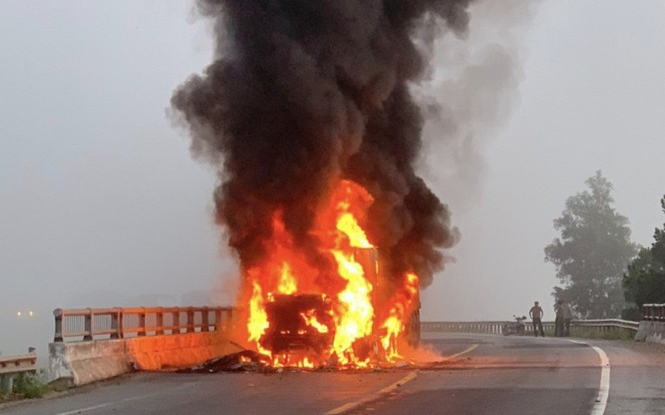 Xe container bất ngờ bốc cháy dữ dội trên quốc lộ, tài xế kịp thời tháo chạy thoát thân Ảnh 2