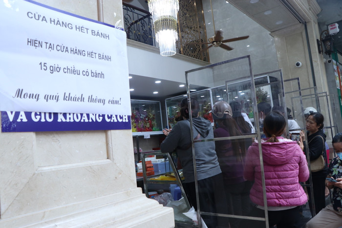 Sức hút khủng khiếp từ tiệm bánh trung thu hot nhất Hà Nội: Khách thưởng thức thoải mái nhưng mua phải xếp hàng cả tiếng, cửa hàng liên tục treo biển 'hết bánh' Ảnh 7