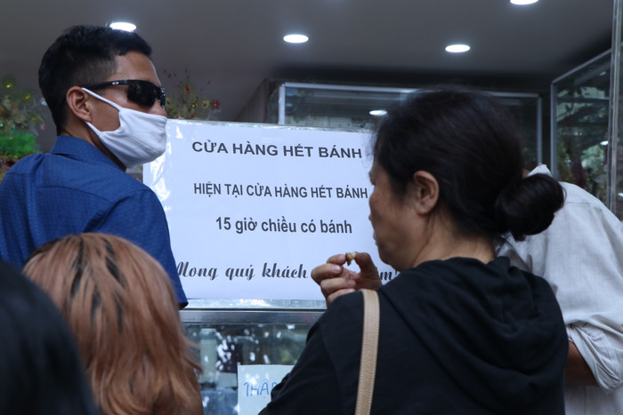 Cửa hàng liên tục dán thông báo hết bánh.