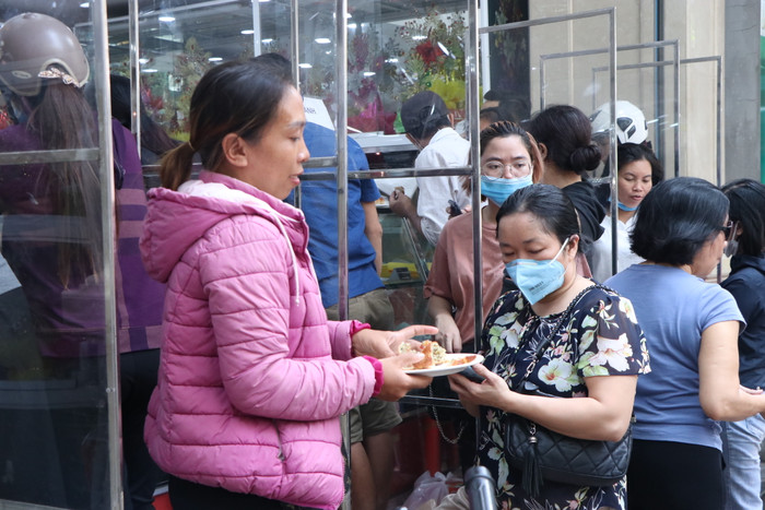 Mọi người thích thú thưởng thức nhưng mua phải xếp hàng cả tiếng đồng hồ.