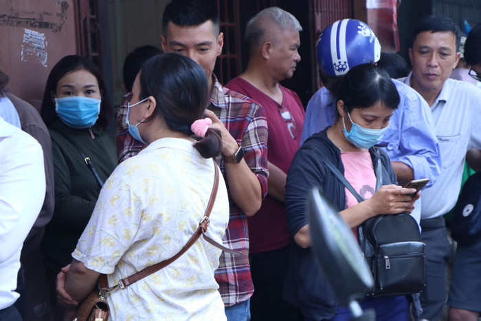 Cảnh người dân xếp hàng tấp nập. 