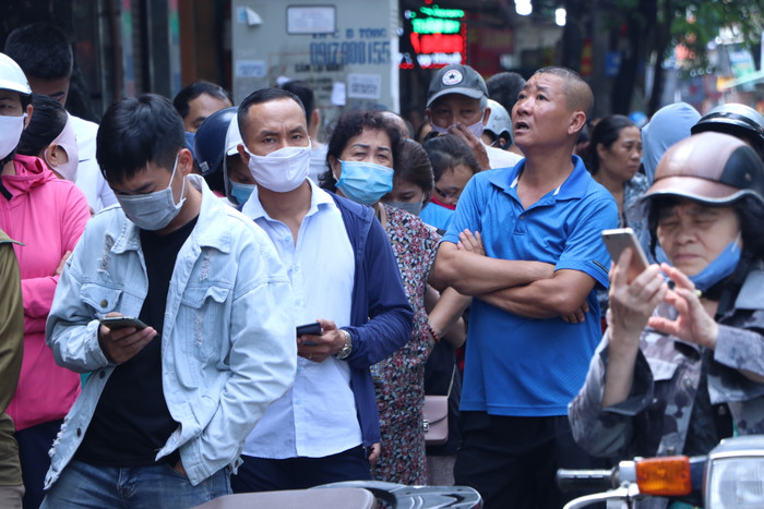 Ai ai cũng kiên nhẫn chờ đợi.