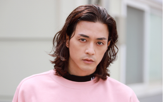 Diễn một màu suốt 18 năm, Kim Ji Hoon được công nhận nhờ vai sát nhân điên 'Hoa của quỷ' Ảnh 2