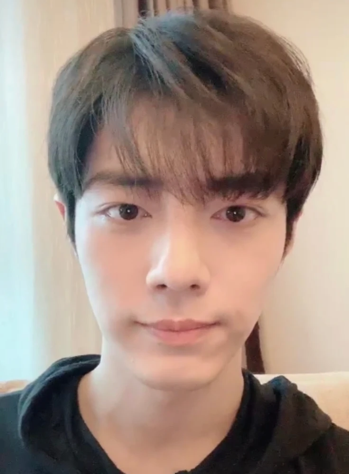 Đăng video mừng kỷ niệm 4 năm debut, Tiêu Chiến khiến fan bất ngờ khi đến hiện tại vẫn còn niềng răng Ảnh 1