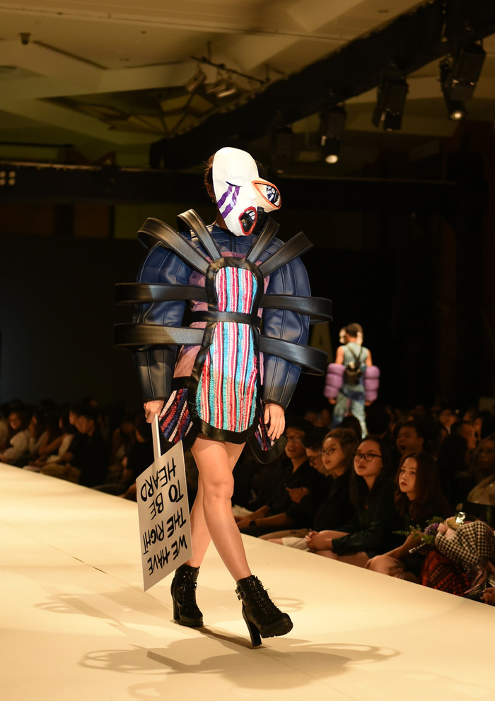 Ý tưởng táo bạo về phom dáng và chất liệu hòa hợp đến bất ngờ