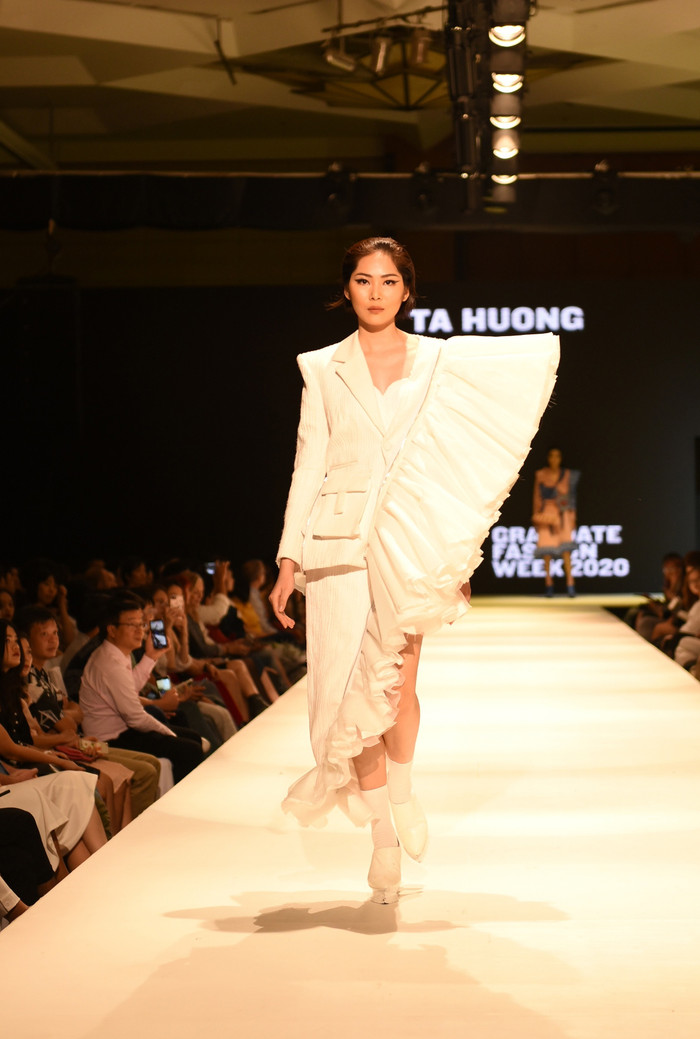 Set đồ với đường may cắt kì công sáng tạo