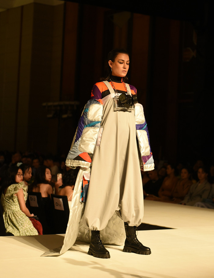 Con người không ngừng cải tiến cho bản thân kiến thức và phát minh những sáng tạo mới để tiến gần hơn đến tương lai mà họ dự đoán.