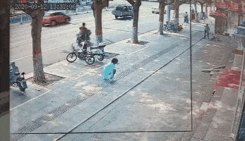 Bà Trương bị kẻ say rượu rượt đuổi trên đường. 