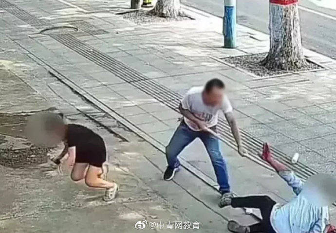 Anh Vương giúp đỡ cô gái bị người đàn ông tấn công trên dường.