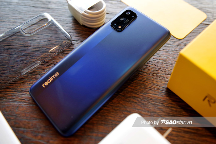Realme 7 Pro khoác lên mình dáng vẻ chững chạc hơn với mặt lưng nhám cùng gam màu Thủy tinh Xanh.