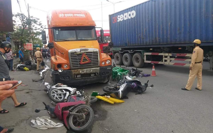 Xe đầu kéo tông liên tiếp hàng loạt xe máy trên đường, 6 người nhập viện cấp cứu Ảnh 2