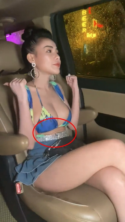 Có thể thấy, trong trang phục 'hở bạo' thường thấy, Ngân 98 vô tình để lộ vòng hai ngấn mỡ.